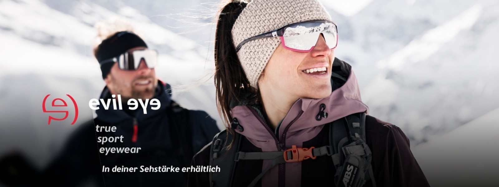 Evil Eye: Mann und Frau mit Sportbrillen in den Bergen